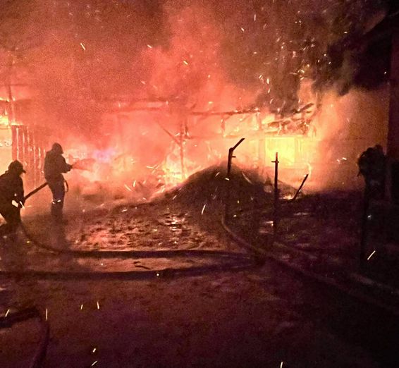 Incendiu violent  Anexa mistuita de flacari si proprietar ranit | imaginea 1