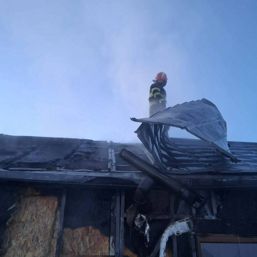 Incendiu violent   Pompierii au salvat o locuinta din flacari | imaginea 1