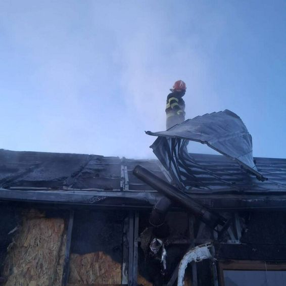 Incendiu violent   Pompierii au salvat o locuinta din flacari | imaginea 1