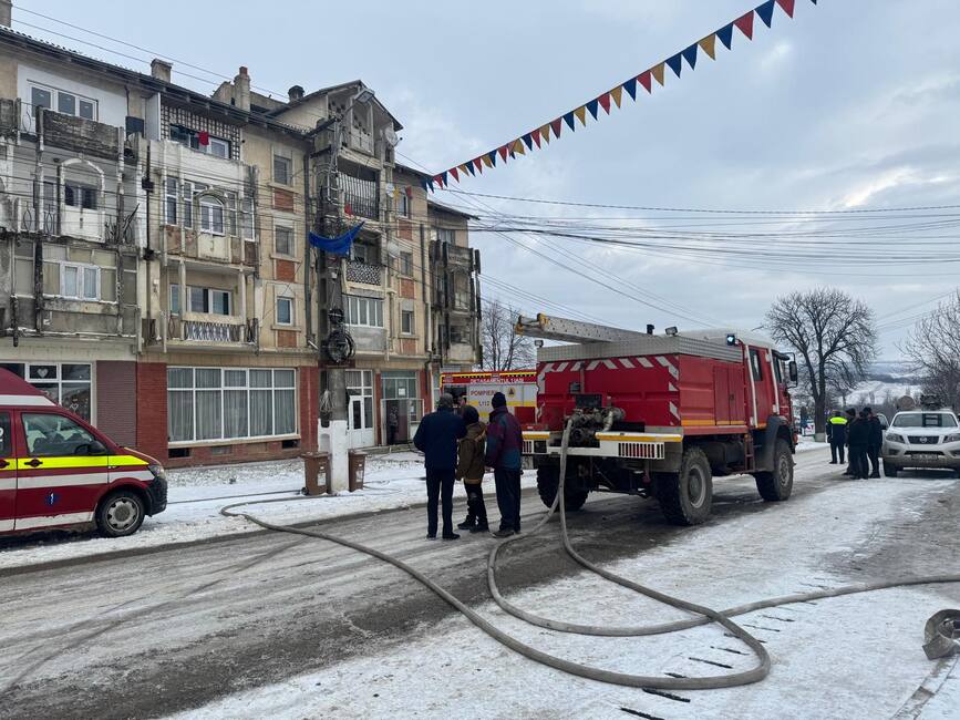 Incendiu violent la bloc  Acoperis in flacari si locatari evacuati | imaginea 1