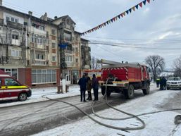 Incendiu violent la bloc  Acoperis in flacari si locatari evacuati | imaginea 1