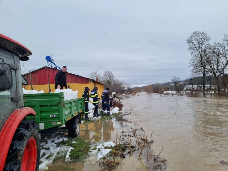 Interventie pentru salvarea unui barbat surprins de viitura | imaginea 1