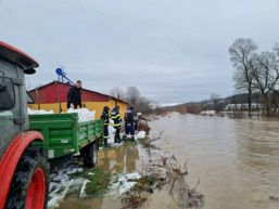 Interventie pentru salvarea unui barbat surprins de viitura | imaginea 1