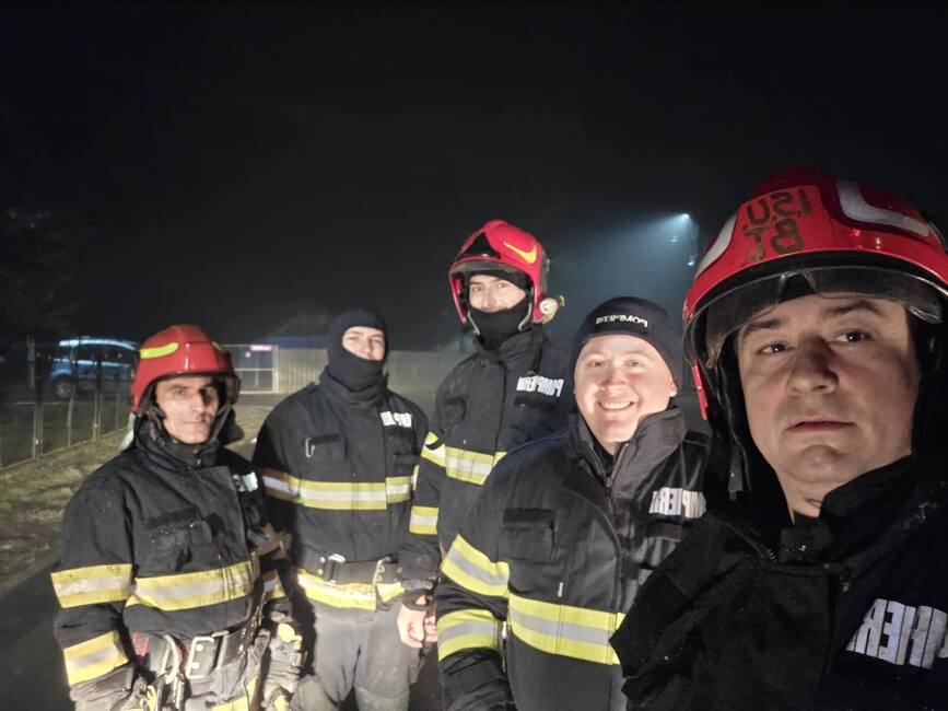 La un pas de dezastru  Casa salvata in ultima clipa de pompieri | imaginea 1