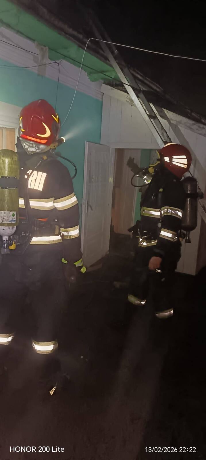 La un pas de dezastru  Casa salvata in ultima clipa de pompieri | imaginea 2