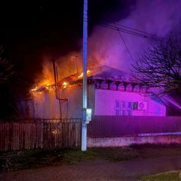 O familie a ramas sub cerul liber dupa un incendiu devastator | imaginea 1