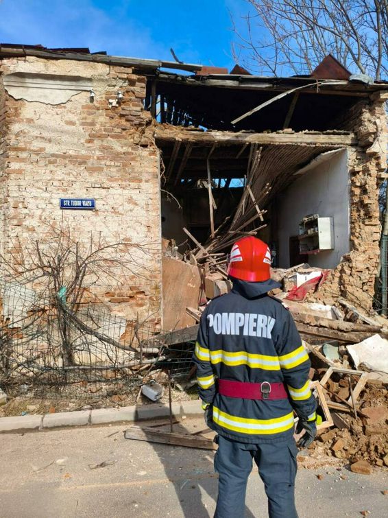 Peretele unei cladiri s a prabusit peste masini | imaginea 1