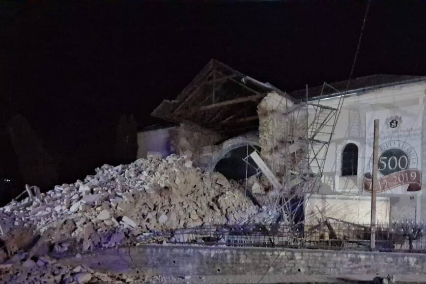 Turla unei biserici s a prabusit peste sosea | imaginea 1