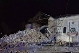 Turla unei biserici s a prabusit peste sosea | imaginea 1