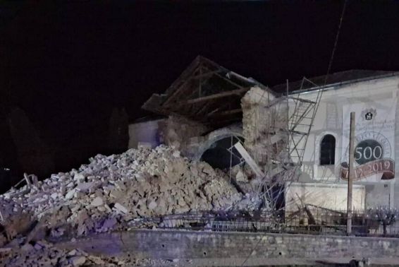 Turla unei biserici s a prabusit peste sosea | imaginea 1