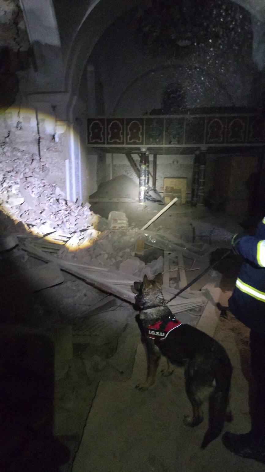 Turla unei biserici s a prabusit peste sosea | imaginea 2