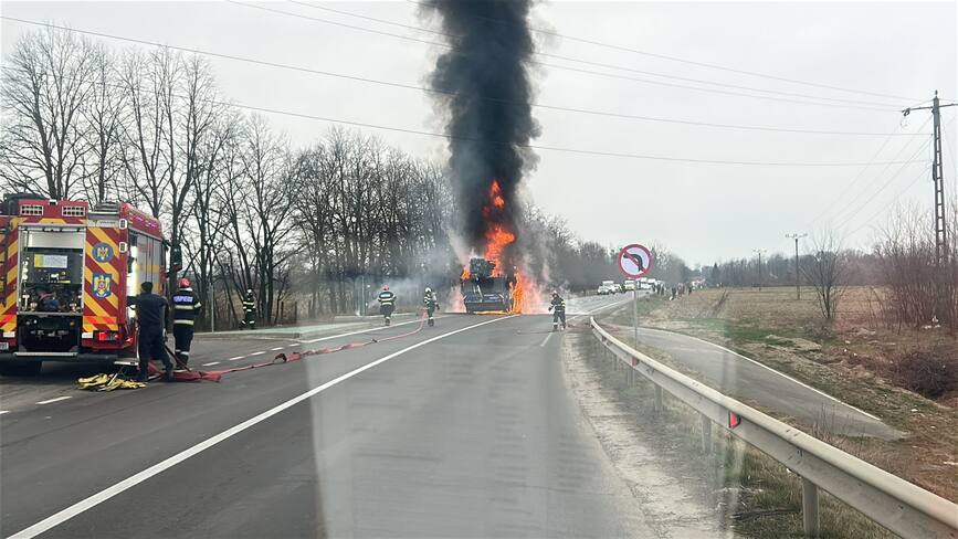 Autocamion distrus de flacari pe DN1 | imaginea 1