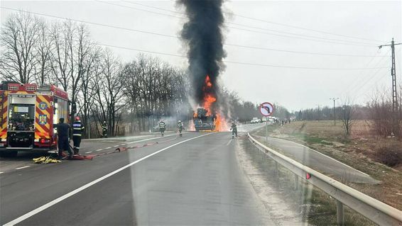 Autocamion distrus de flacari pe DN1 | imaginea 1