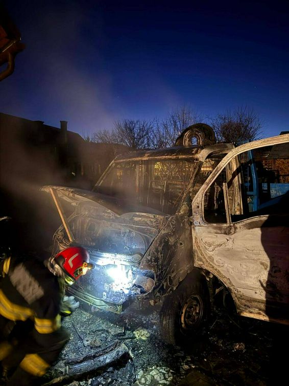 Autoutilitara mistuita de flacari in curtea unei case | imaginea 1