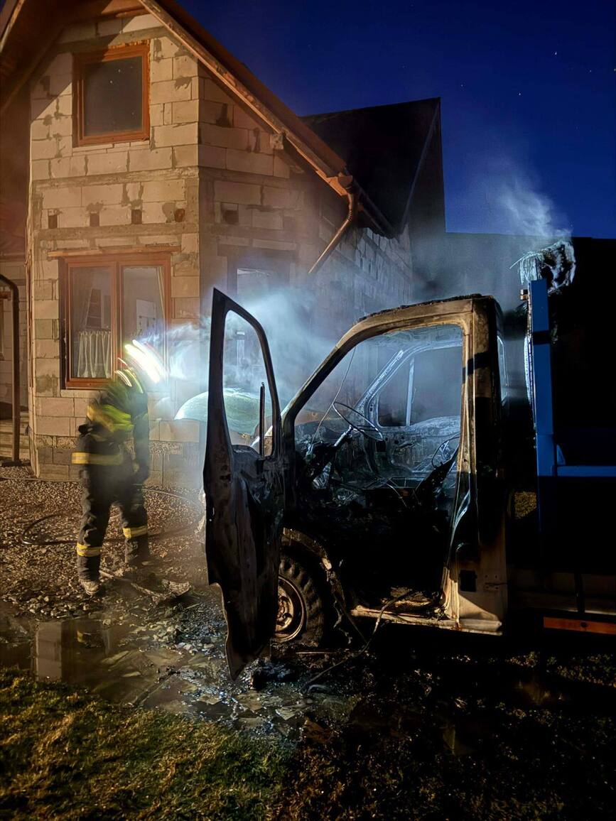 Autoutilitara mistuita de flacari in curtea unei case | imaginea 2