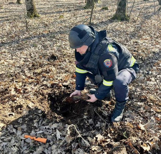 Bomba de aruncator descoperita in padure | imaginea 1