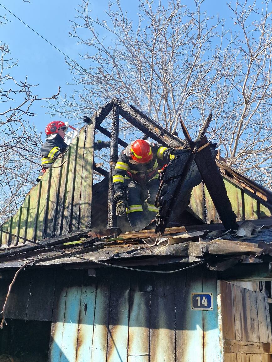 Casa salvata din flacari de pompierii din Dorohoi | imaginea 1