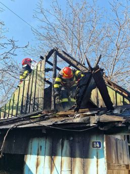 Casa salvata din flacari de pompierii din Dorohoi | imaginea 1