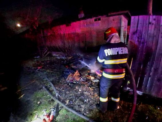 Femeie salvata de vecini din propria casa cuprinsa de flacari | imaginea 1