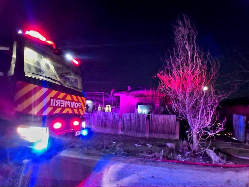 Femeie salvata de vecini din propria casa cuprinsa de flacari | imaginea 2