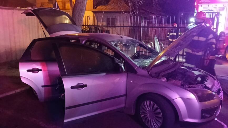 Incendiu la o masina in parcarea unui liceu din Oradea | imaginea 1