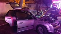 Incendiu la o masina in parcarea unui liceu din Oradea | imaginea 1