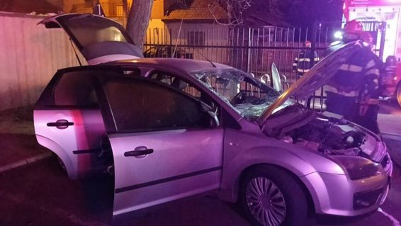 Incendiu la o masina in parcarea unui liceu din Oradea | imaginea 1