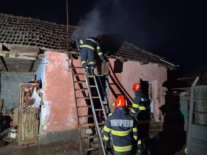 Incendiu nocturn  Anexa gospodareasca in flacari | imaginea 1