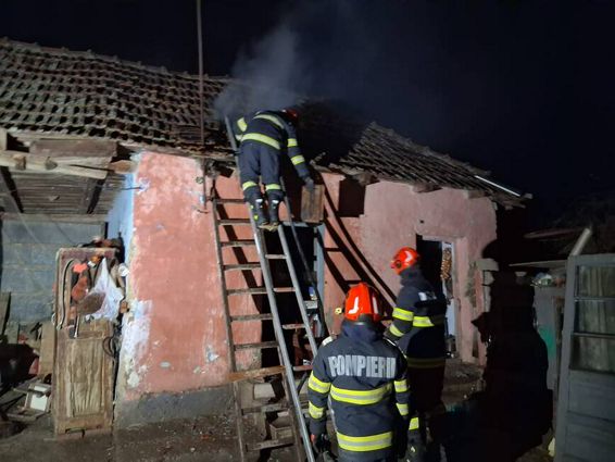 Incendiu nocturn  Anexa gospodareasca in flacari | imaginea 1