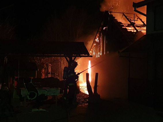 Incendiu violent in Zalau  Totul a pornit de la un cablu electric | imaginea 1