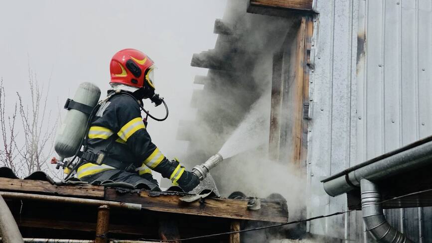 Interventie dificila  Casa in flacari pe o strada ingusta | imaginea 1