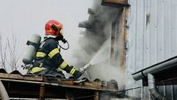 Interventie dificila Casa in flacari pe o strada ingusta | imaginea 1