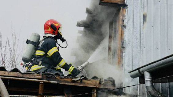 Interventie dificila  Casa in flacari pe o strada ingusta | imaginea 1