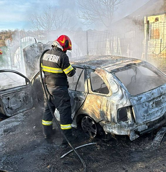 Masina cuprinsa de flacarile unui scurtcircuit | imaginea 1