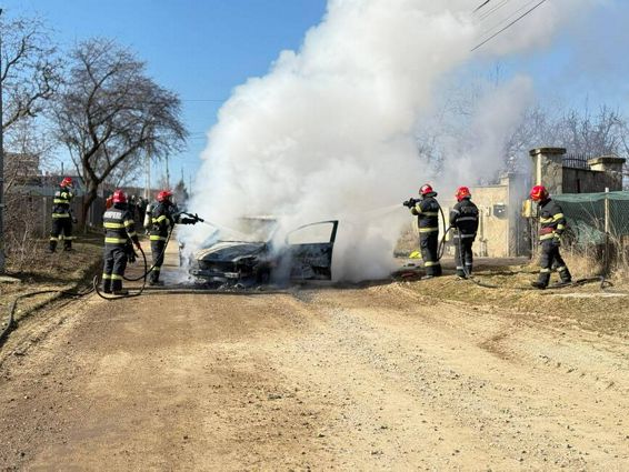 Masina in flacari | imaginea 1