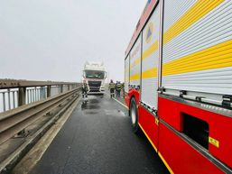 Un TIR a luat foc pe podul Giurgiu Ruse | imaginea 1