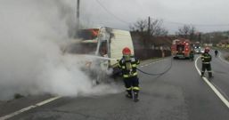 Autoutilitara cu produse congelate  afectata de un incendiu | imaginea 1