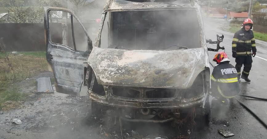 Autoutilitara cu produse congelate  afectata de un incendiu | imaginea 2