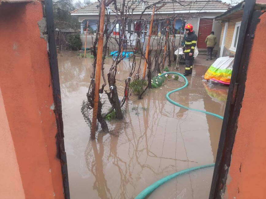 Cod rosu de interventii  Acoperisuri smulse si gospodarii inundate | imaginea 1