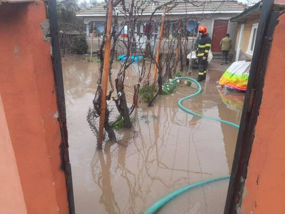 Cod rosu de interventii  Acoperisuri smulse si gospodarii inundate | imaginea 1