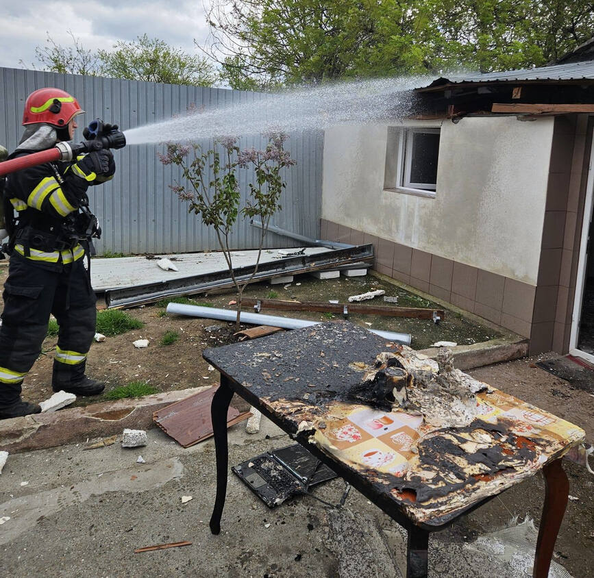 Explozie urmata de incendiu  Victima in stare grava | imaginea 1