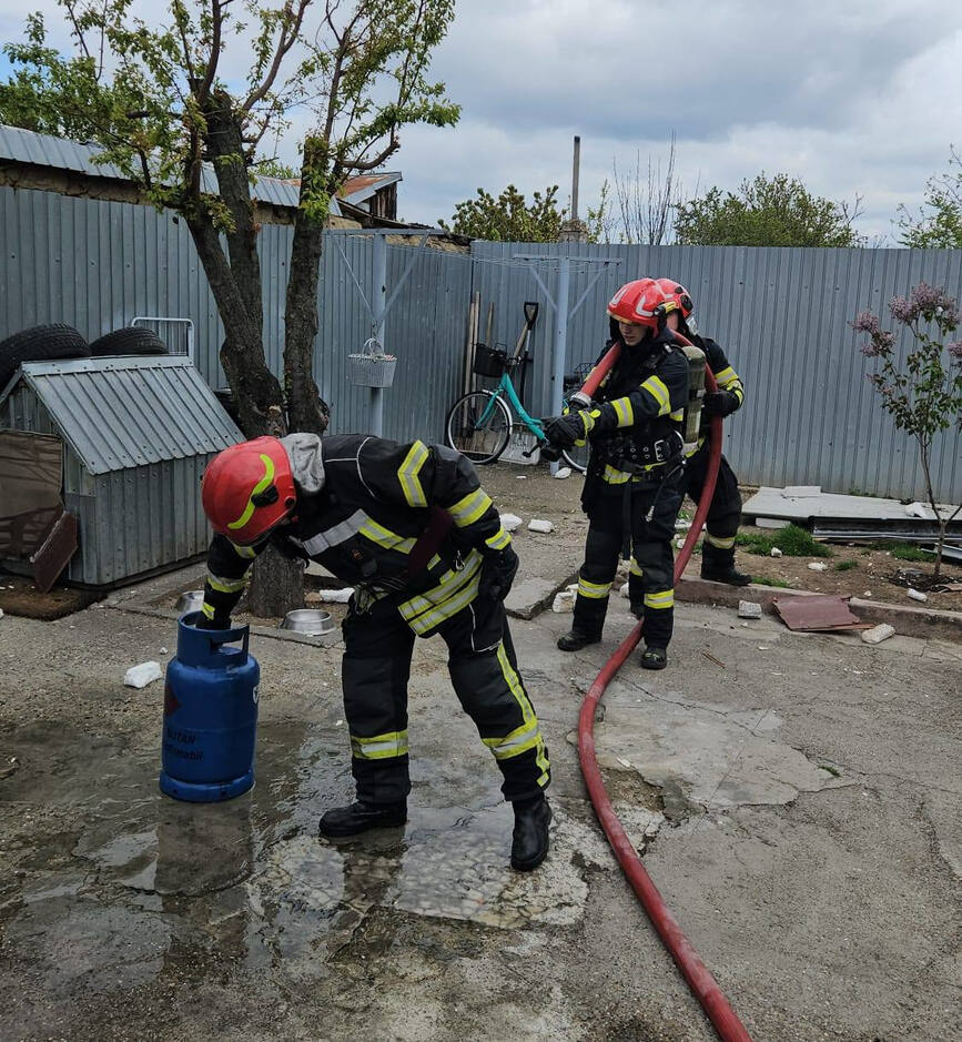 Explozie urmata de incendiu  Victima in stare grava | imaginea 2