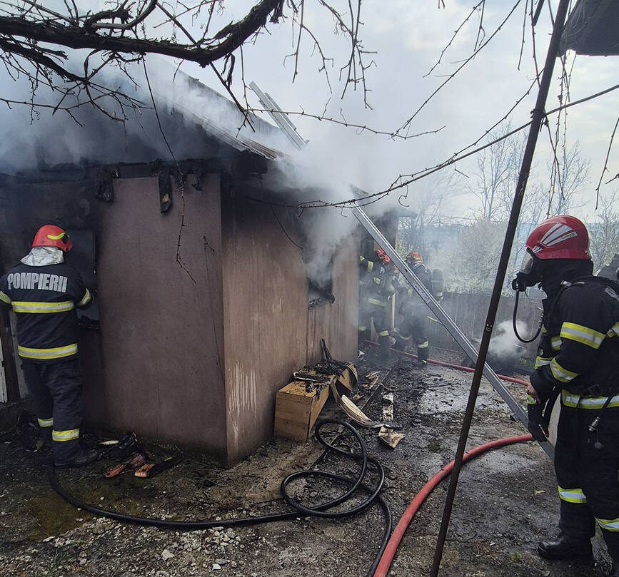 Incendiu generalizat  cauzat de o soba lasata nesupravegheata | imaginea 1