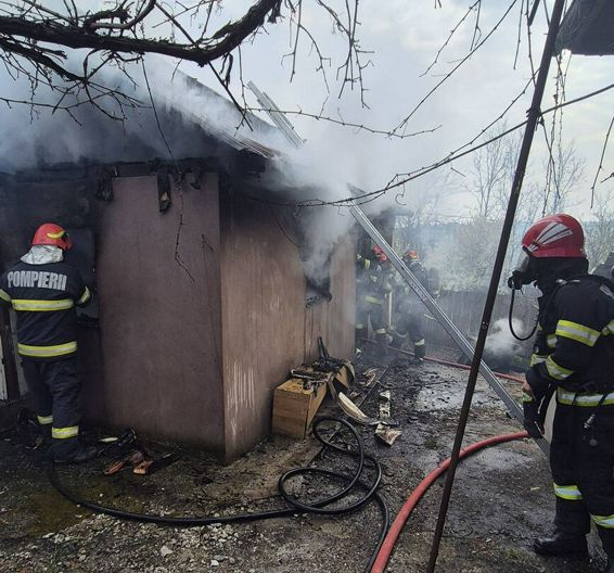 Incendiu generalizat  cauzat de o soba lasata nesupravegheata | imaginea 1