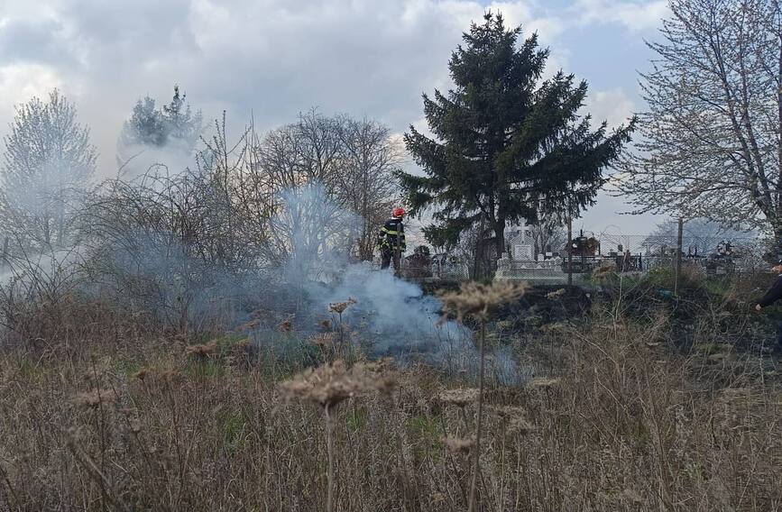 Incendiu in cimitir  Totul a pornit de la o lumanare | imaginea 1