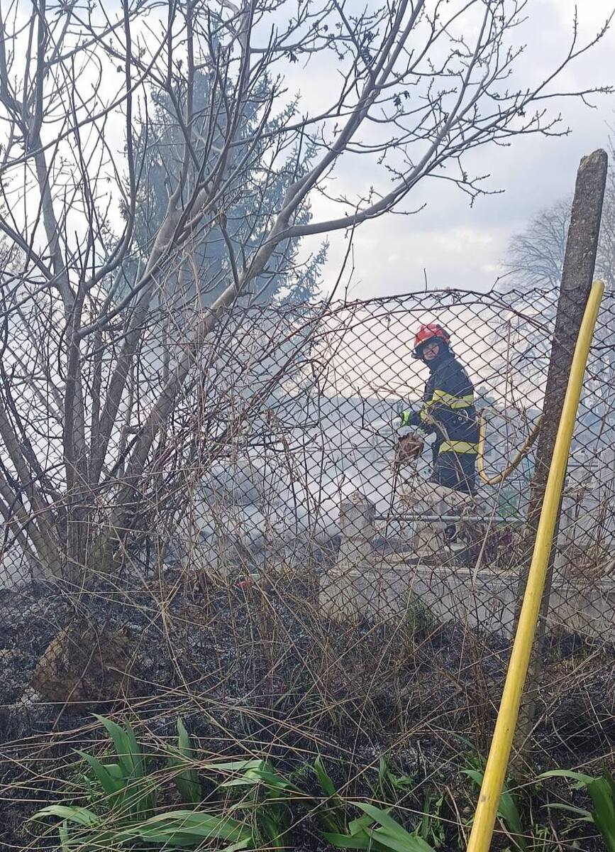 Incendiu in cimitir Totul a pornit de la o lumanare | imaginea 2