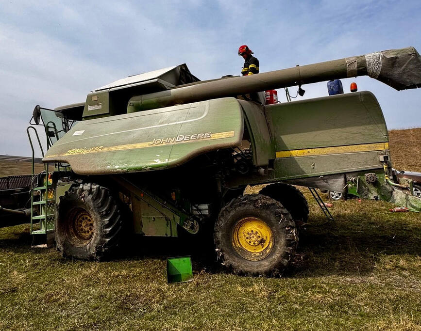 Incendiu in lanul de porumb  Combina in flacari | imaginea 1