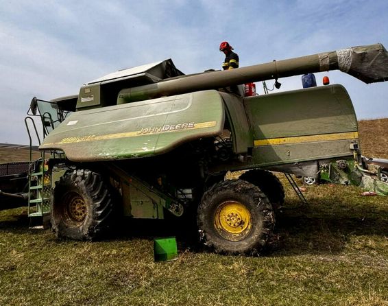 Incendiu in lanul de porumb  Combina in flacari | imaginea 1