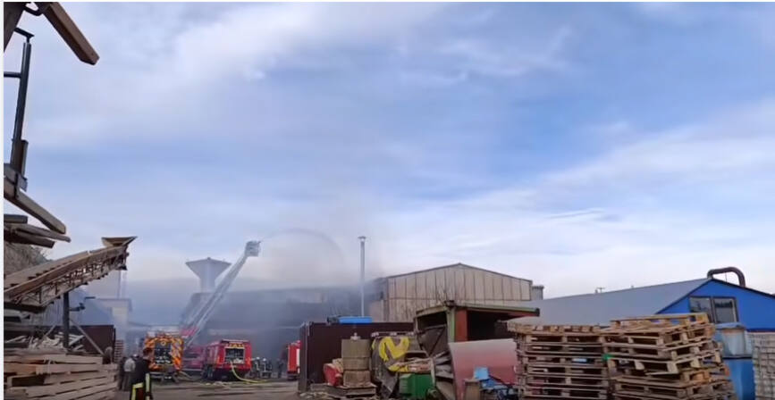 Incendiu la o hala  Peste 50 de pompieri s au luptat 7 ore cu flacarile | imaginea 1