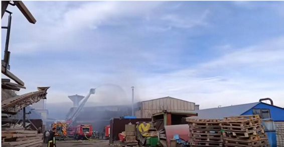 Incendiu la o hala  Peste 50 de pompieri s au luptat 7 ore cu flacarile | imaginea 1